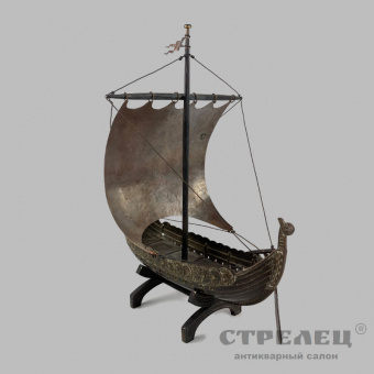 фото — модель корабля викингов «драккар» с символикой ss на парусе, 1941/45 гг.